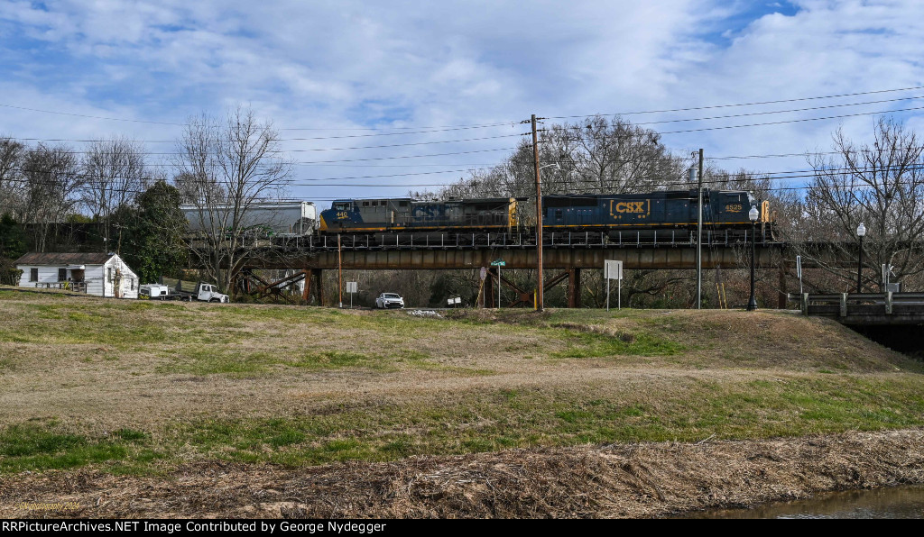 CSX 4525 & 440 are leading a mixed freight across the trestle 